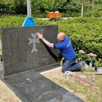 Hoe gaat het maken en plaatsen van een grafmonument in zijn werk?