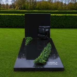 Zwart Graniet grafmonument ontworpen samen met klant