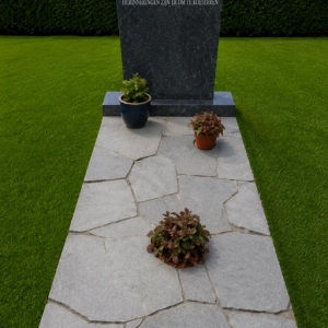 Grafmonument licht labrador letterplaat met leisteen vloer