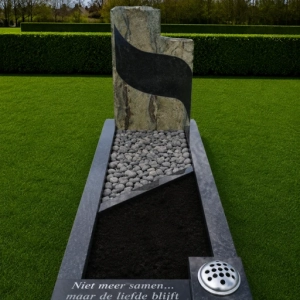 Grafmonument met houten staanders